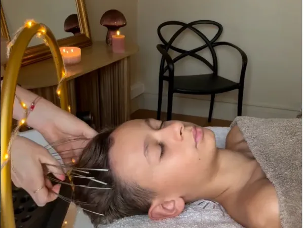 Massage doux du cuir chevelu à l'ondulateur, allongée au bac Head Spa