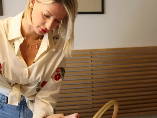 Vanessa peigne les cheveux d'une cliente allongée au bac Head Spa, dans la cabine de l'institut